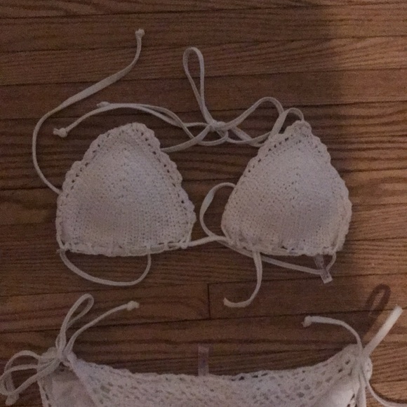 Pure white crocheted bikini. From Arden’s paid 35.00$. Small top, medium bottom - Picture 2 of 6